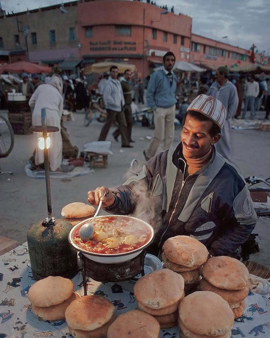 1989，摩洛哥，街头小吃摊摄影师Steve McCurry 