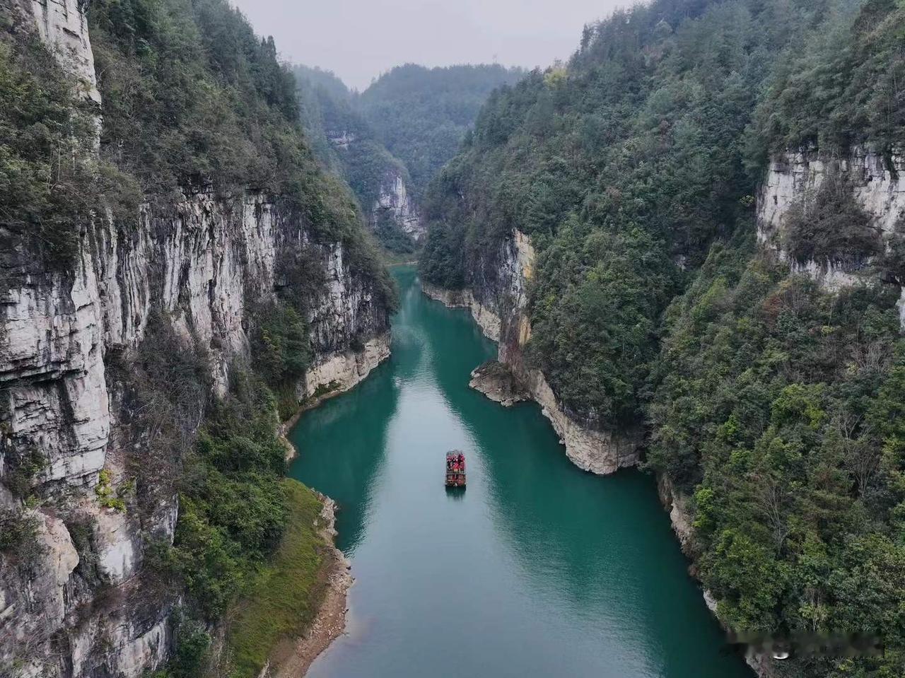 翡翠清溪峡
贵州清溪湖处于云贵高原黔北山地向四川盆地过渡的斜坡地带，位于大娄山脉