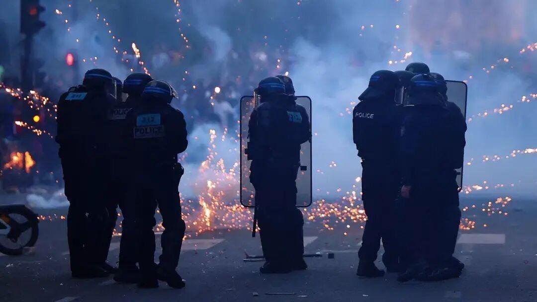 大巴黎欧冠夺冠，法国为之疯狂。 然而，在香榭丽舍大街的尽头，燃起的不是庆祝的焰火