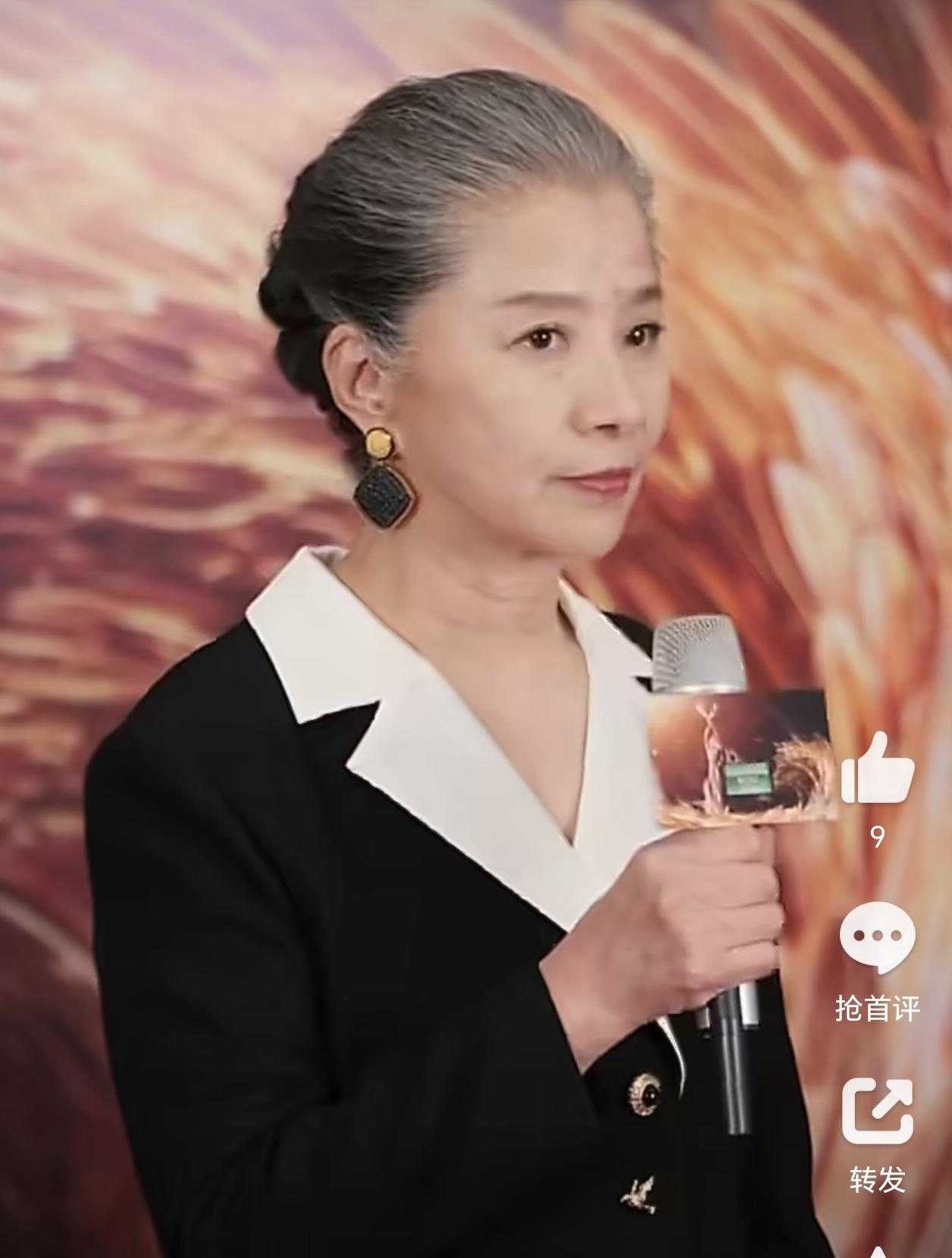 这届金鹰奖，
最意难平的人，
不是杨紫，也不是胡歌，而是66岁的老戏骨迟蓬！
