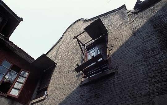 “这人装疯，关起来！”1947年重庆，沈醉来到监狱里视察，却无意间看见一位举止疯