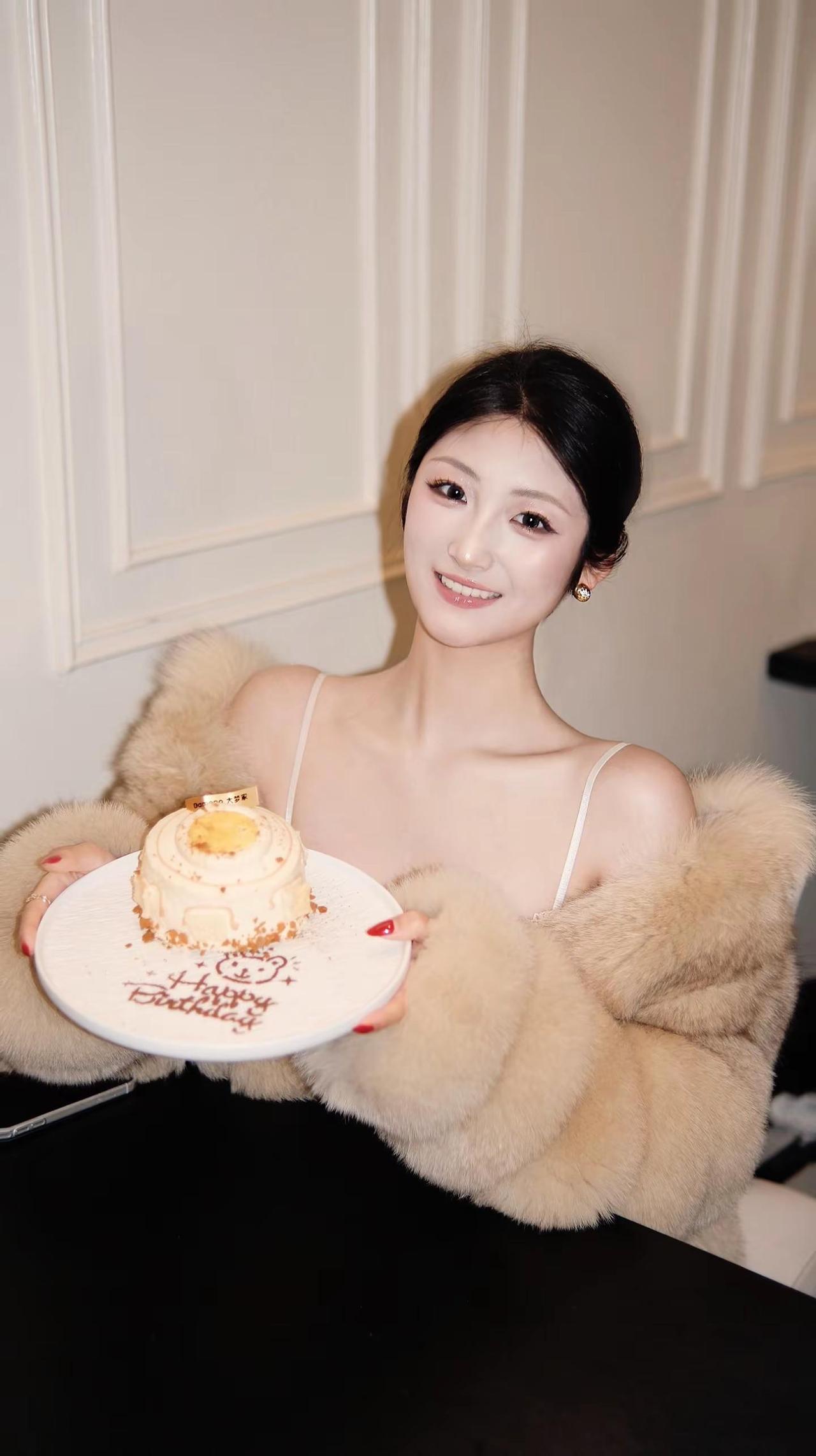 三分清纯 三分艳丽 三分可爱 一分妩媚 构成了我这个十分完美的女人生日