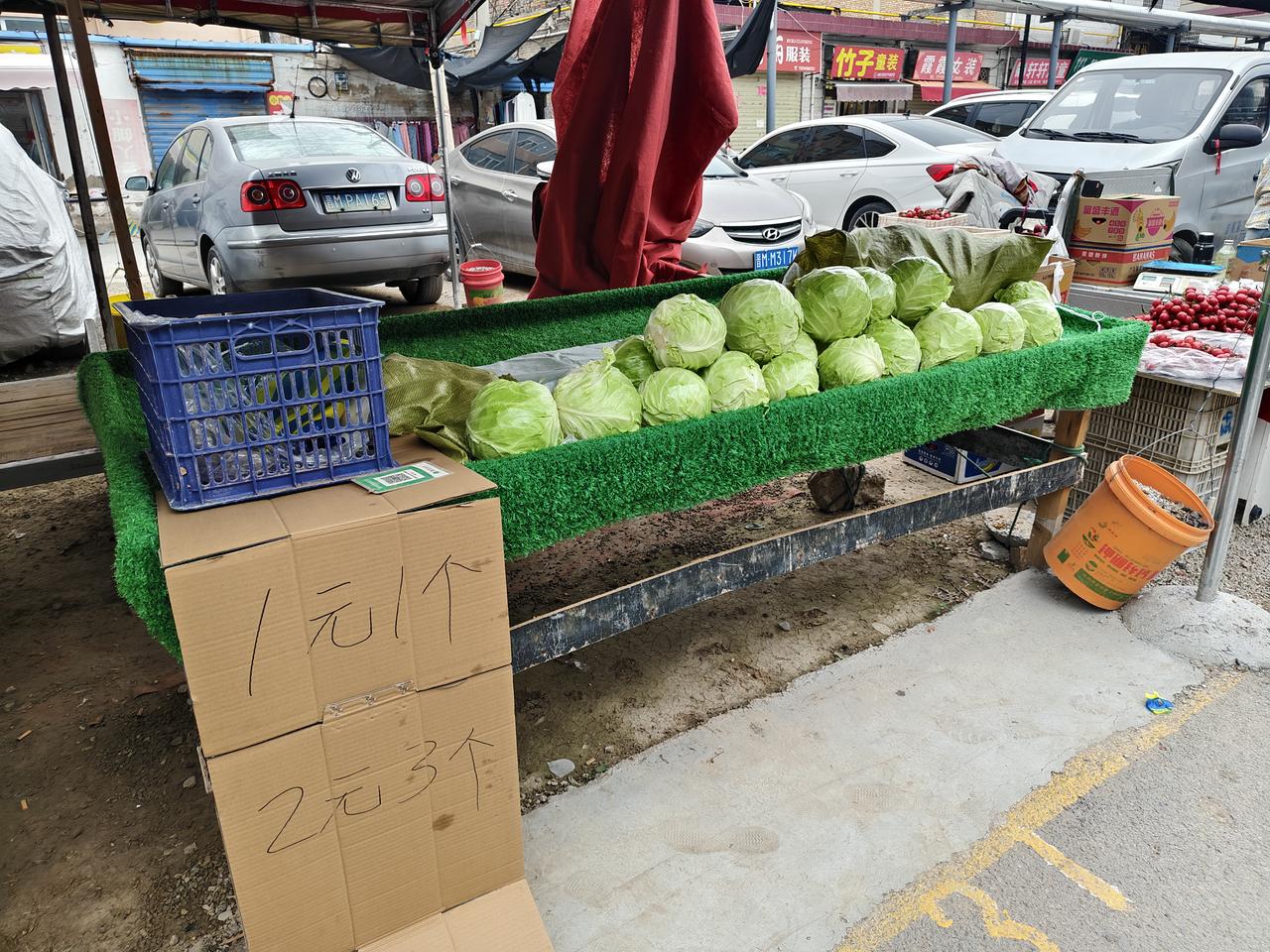 哇噻，在运城盐湖西街早市，茴子白卖一元一个，2元3个，这划下来才几毛一斤，真是便