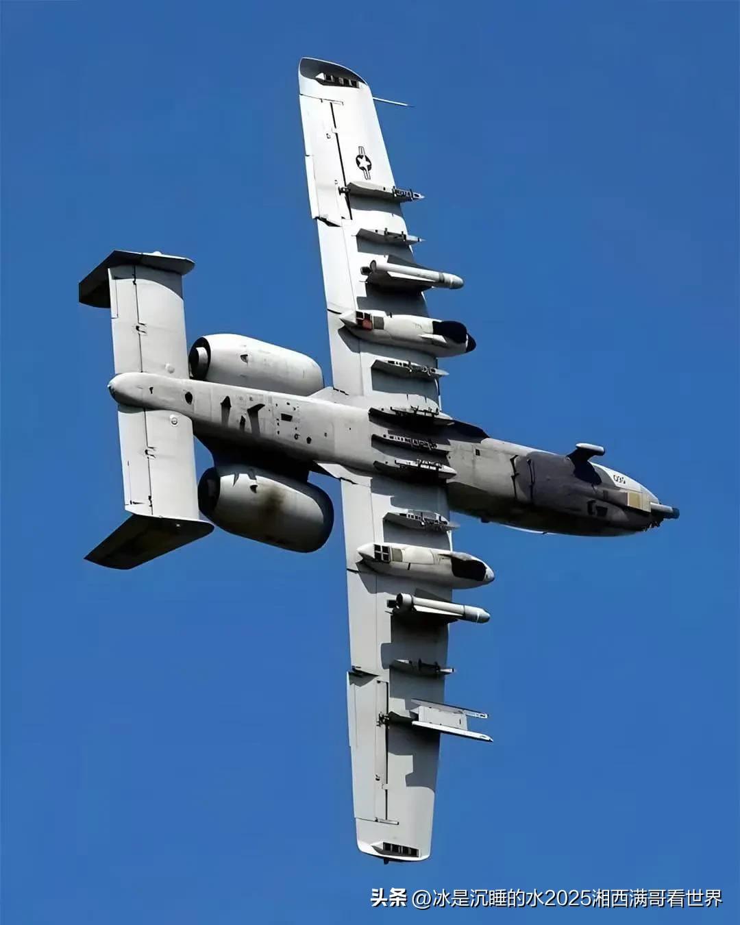 分享一张披着厚甲会飞的“啤酒桶🍺”A-10“雷电II”对地攻击机的精彩靓图。说