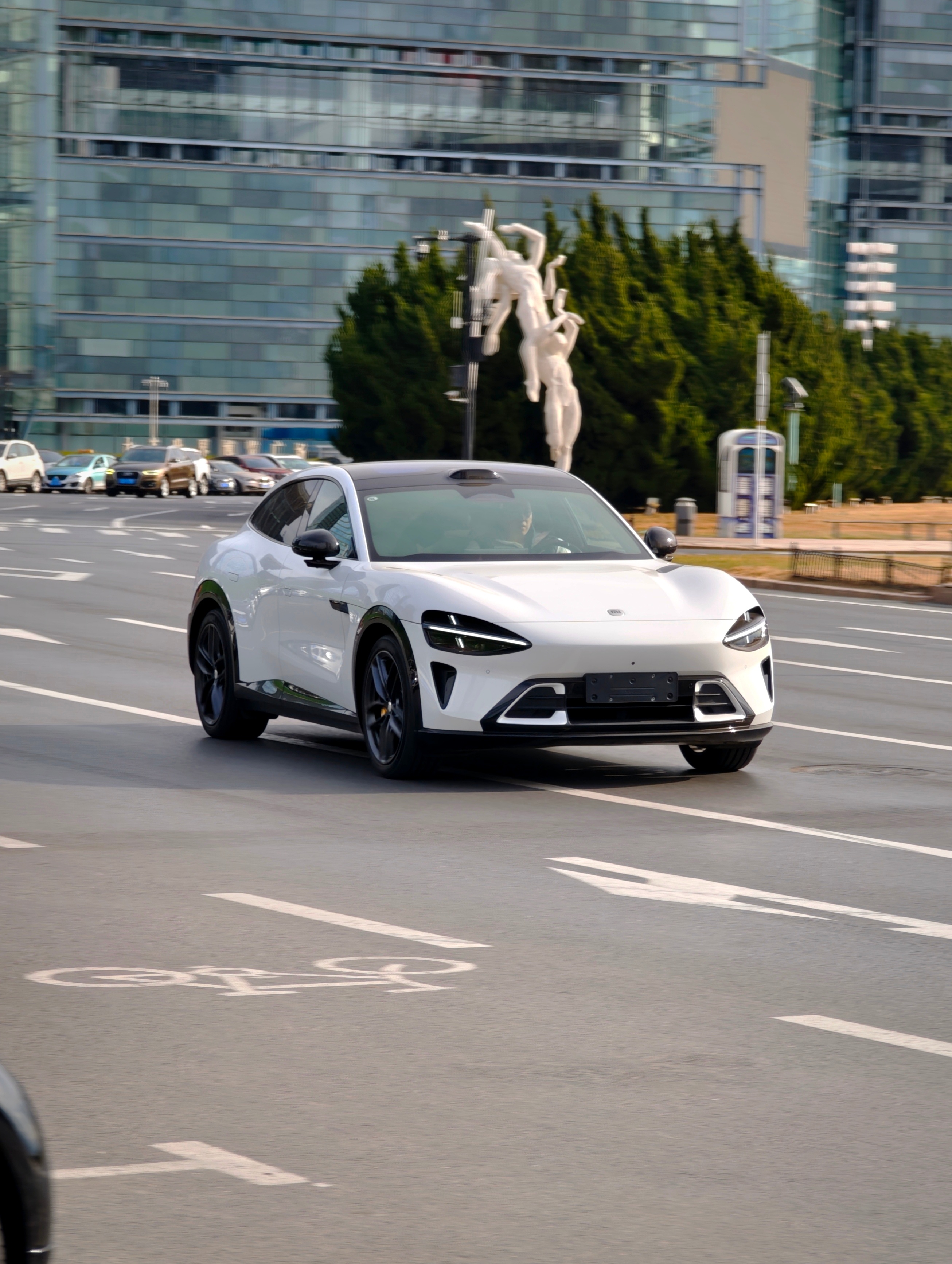 路遇一台白色+黑圈的YU7，好帅