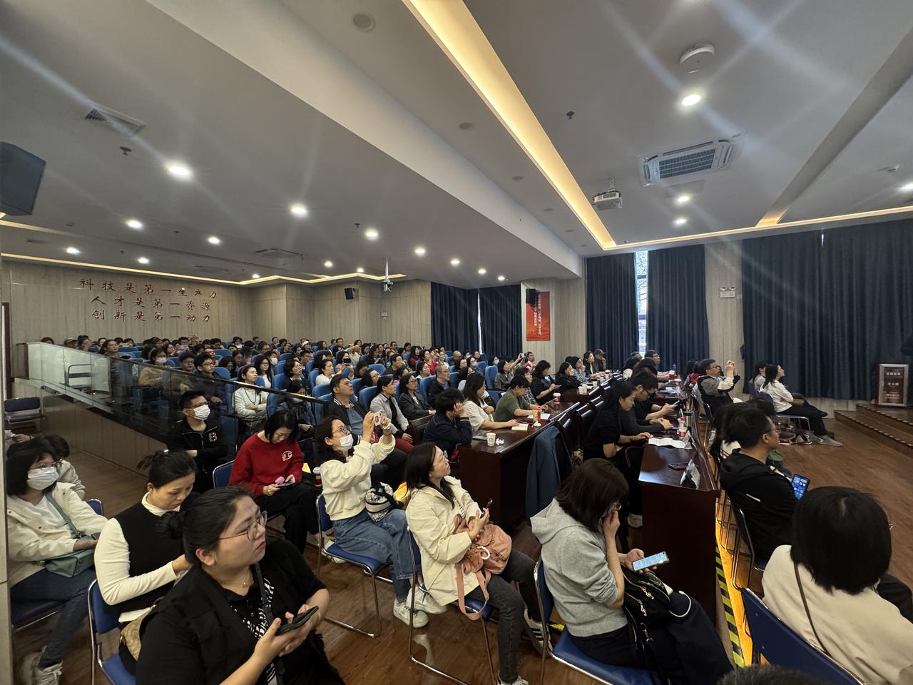大湾区教育新媒体联盟新学期的首场活动，聚焦即将到来的中考报名的方方面面，座无虚席