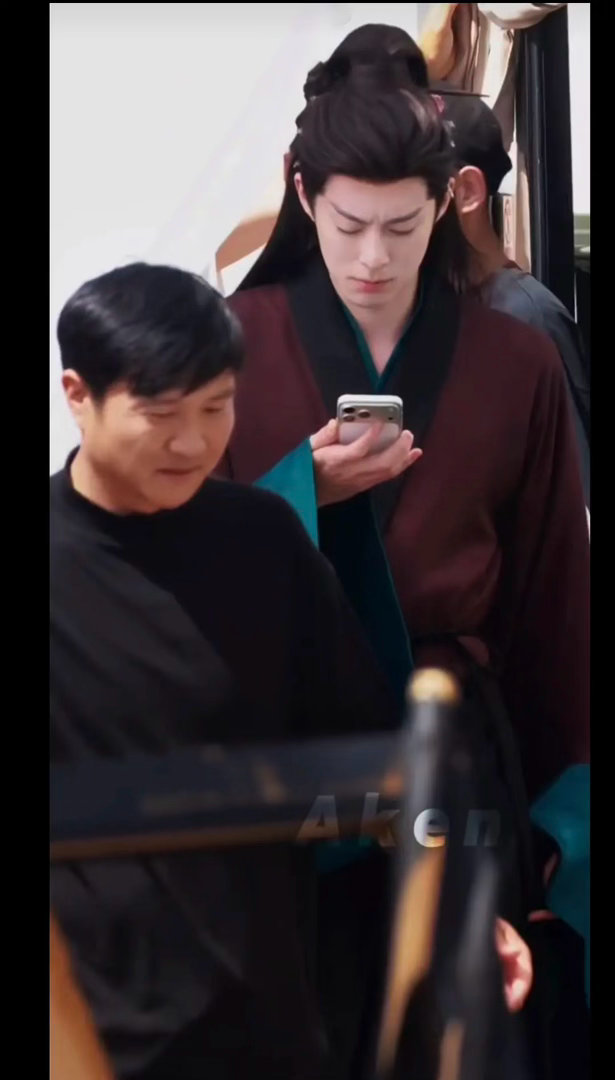 王鹤棣不会还在研究吧 