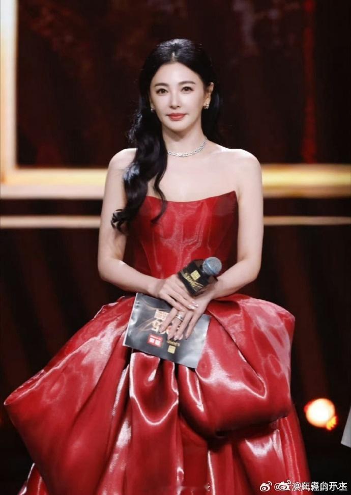 没认出来是张雨绮张雨绮这状态也太能打了吧！国剧盛典造型反差萌，生图抗打超亮眼，风