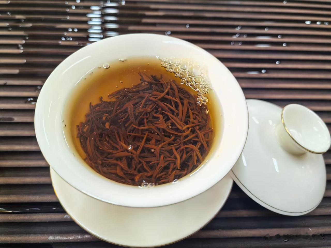 人生的意义在于，
独自穿过悲喜，
然后依旧勇敢积极，
山高路远，独善其身，
看世