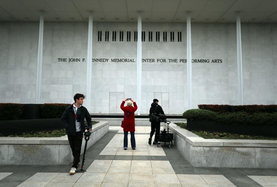 争议炸锅！肯尼迪中心更名"特朗普-肯尼迪中心"，民主党痛批造假
 
12月18日