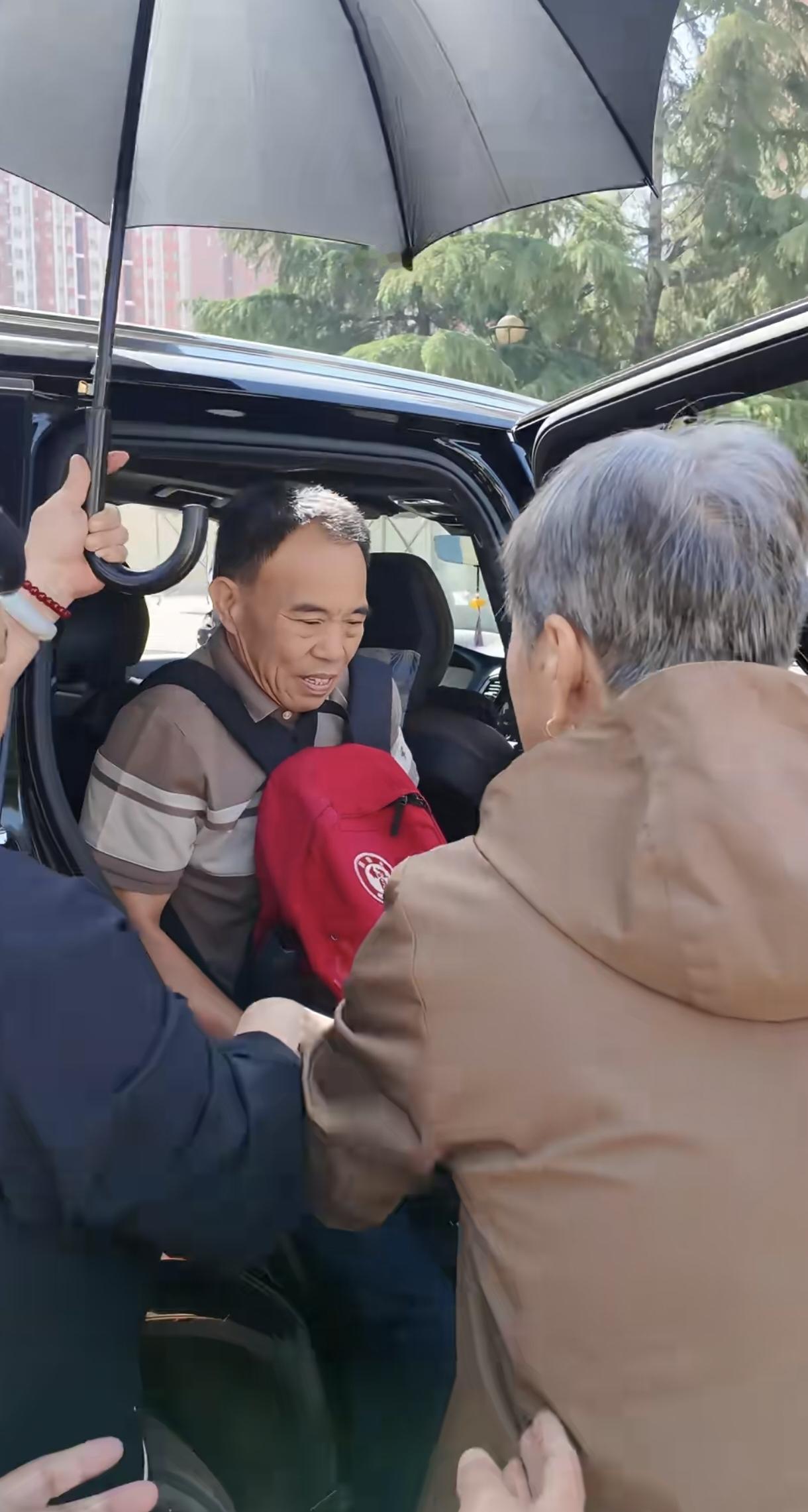功德无量，好人一生平安！台湾刘德文里长送抗战老兵骨灰回家了。石家庄的亲友跪拜迎接
