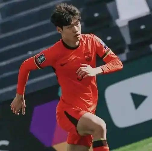 哎哟，成都蓉城今天官宣了一个小将贺一然！这位2005年出生的小伙儿，本月17号才