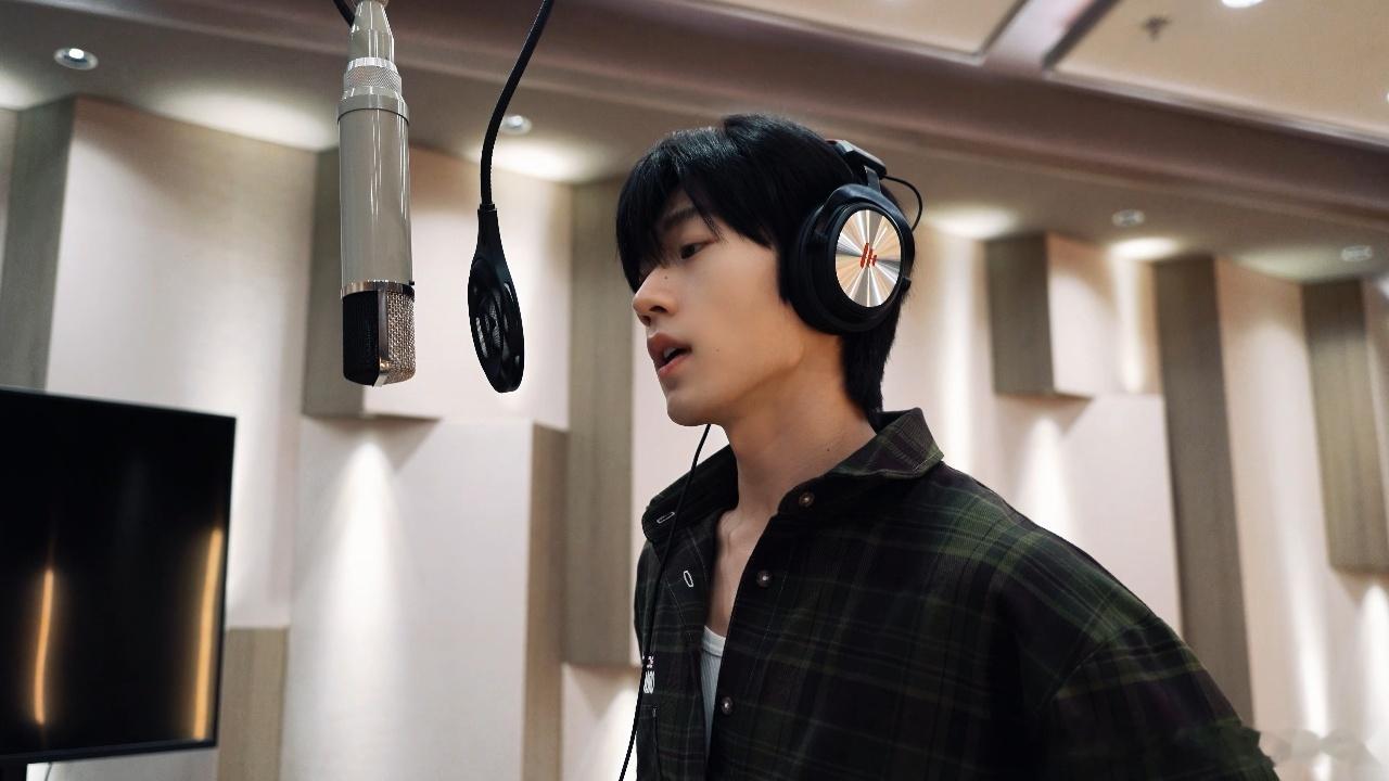 吴俊霆酸菜白肉说唱吴俊霆低音炮rap 整首作品主打烟火气息，歌词融入热锅、大酱沙