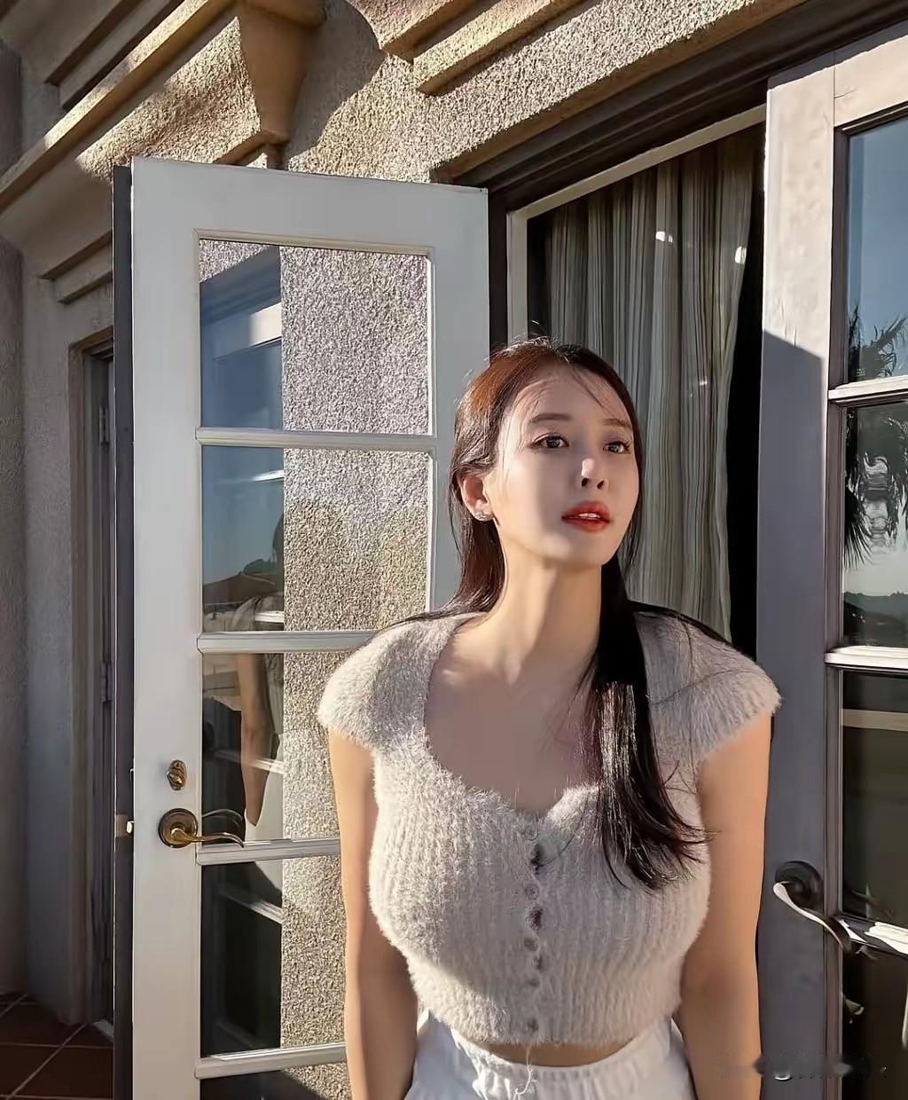 阳光洒进来的午后，少女在窗前沉思。