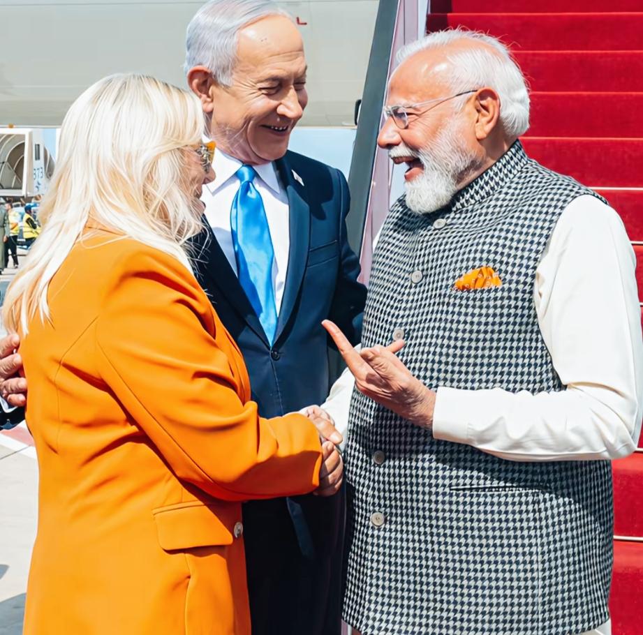 莫迪和内塔尼亚胡两人同时笑的这么开心，是在聊什么话题呢？
莫迪和内塔尼亚胡两人握