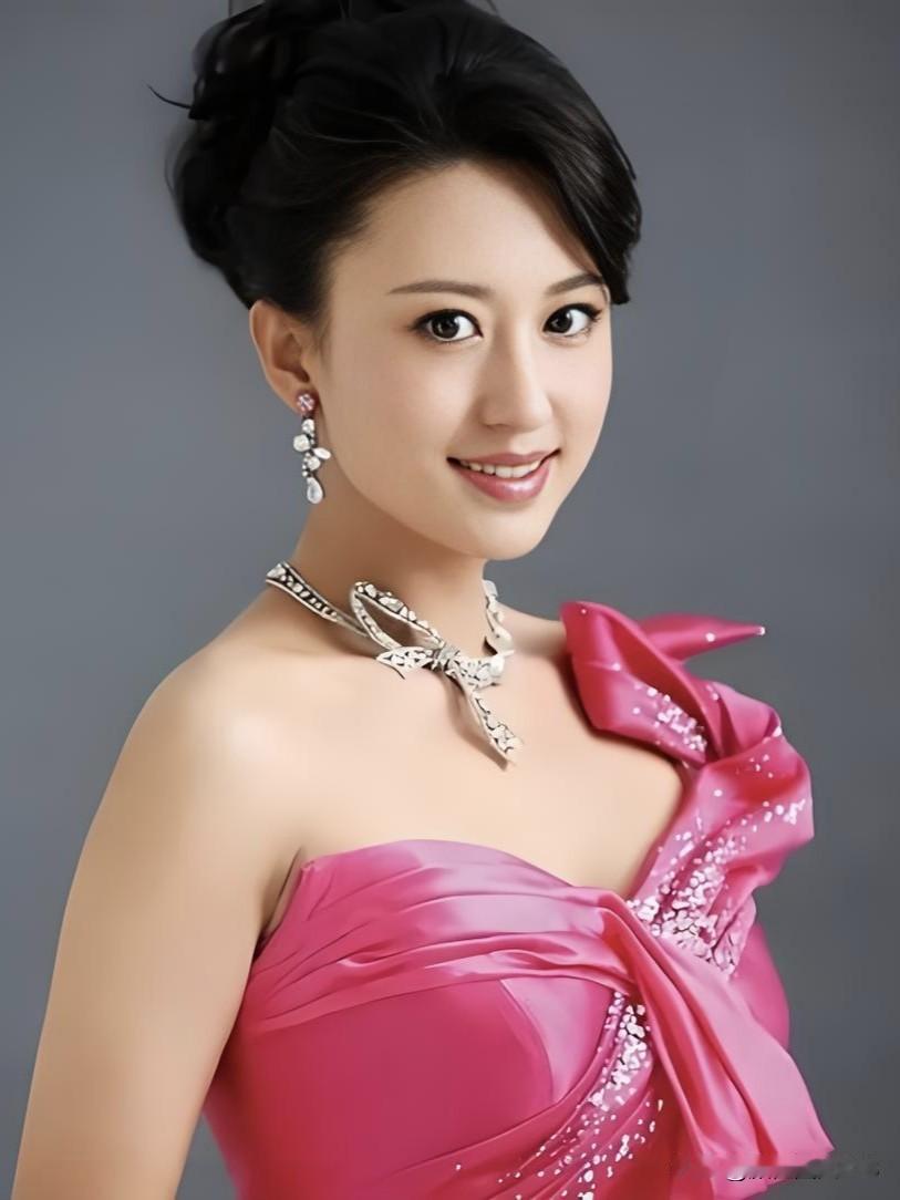 张蕾，温婉知性绽荧屏，一颦一笑皆风雅，主持风采动人心。经历了重重磨难，你会忘掉过