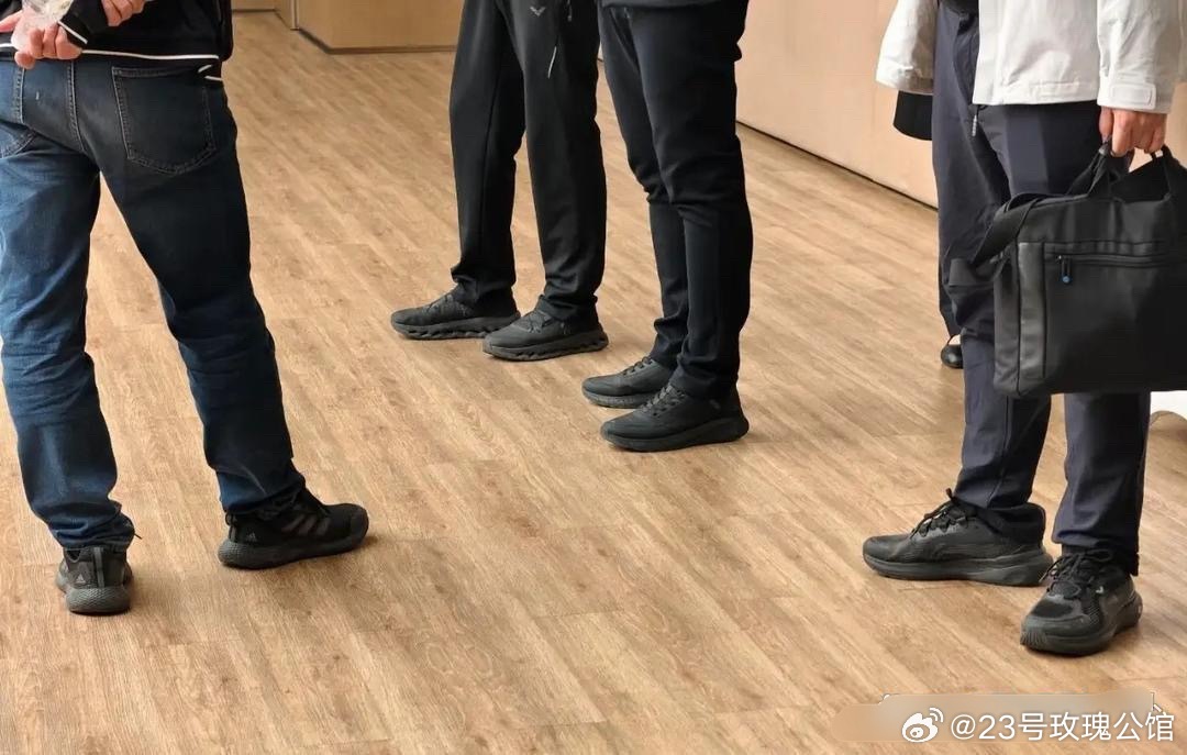 公务员群体是这么来搭配鞋子的。 