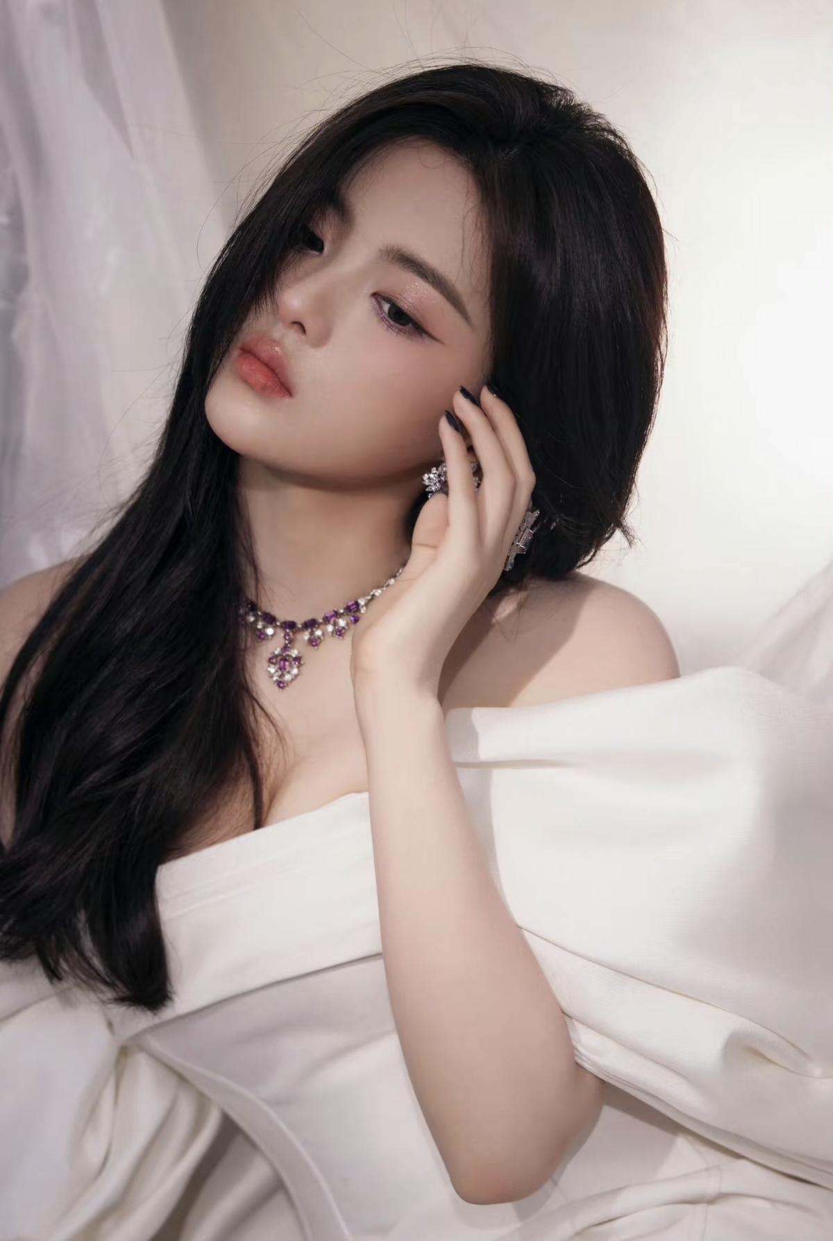 杨超越的这身白色战袍，堪称教科书级别的穿搭！单边大蝴蝶结设计大胆又别致，轻松成为