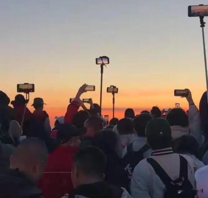 五一假期，泰山直接迎来夜爬客流巅峰，凌晨的山顶全是奔赴日出的游客，热闹又拥挤。