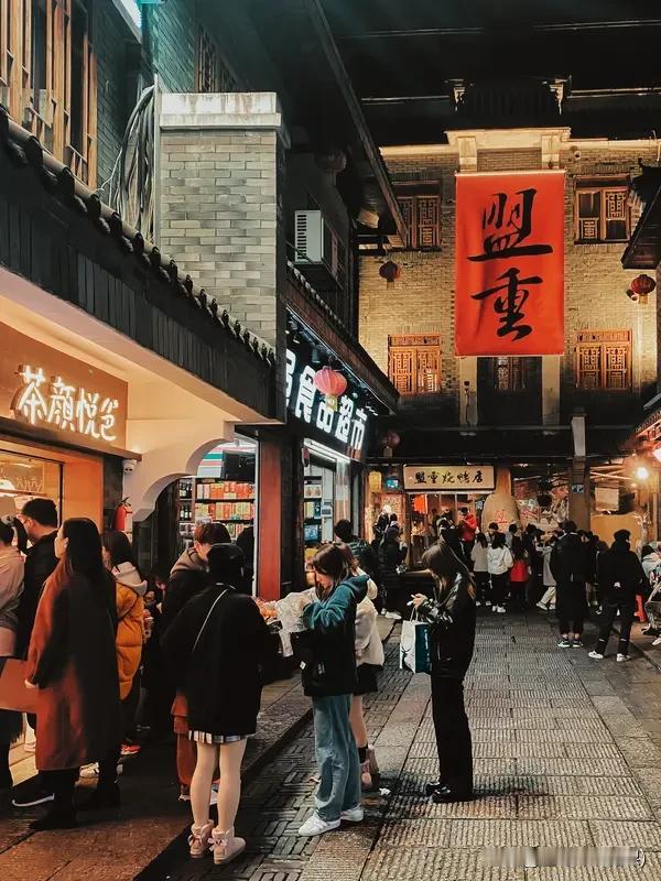 “天、地、人” 合一的结果：

· 天（气候）：潮湿寒冷，需要辣椒来祛湿驱寒。