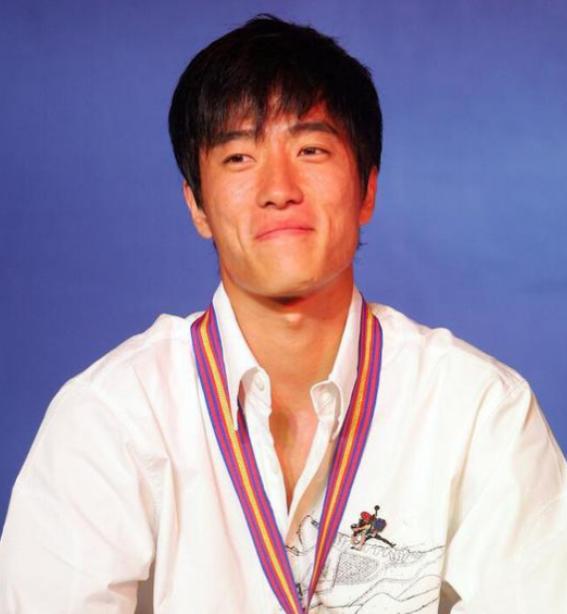 2004年刘翔跨栏夺冠后，开发商送他一套225万的房子，他豪气地送给教练，不料，