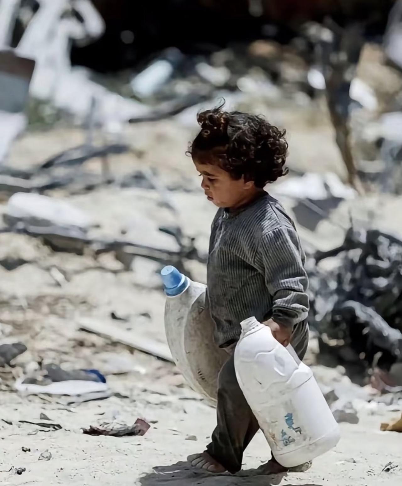 伊朗这步棋，真叫人后背发凉。
自家被炸了40多天，3000多人没了，商船沉了几十