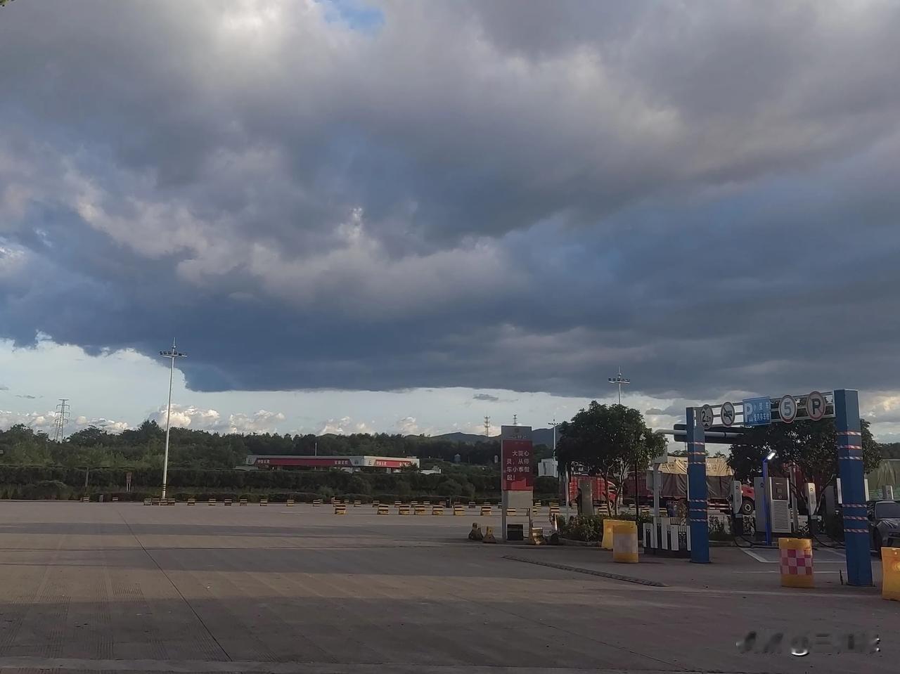 今年第8号台风“竹节草”目前以每小时15-20公里的速度在浙江沿海一带登陆。
