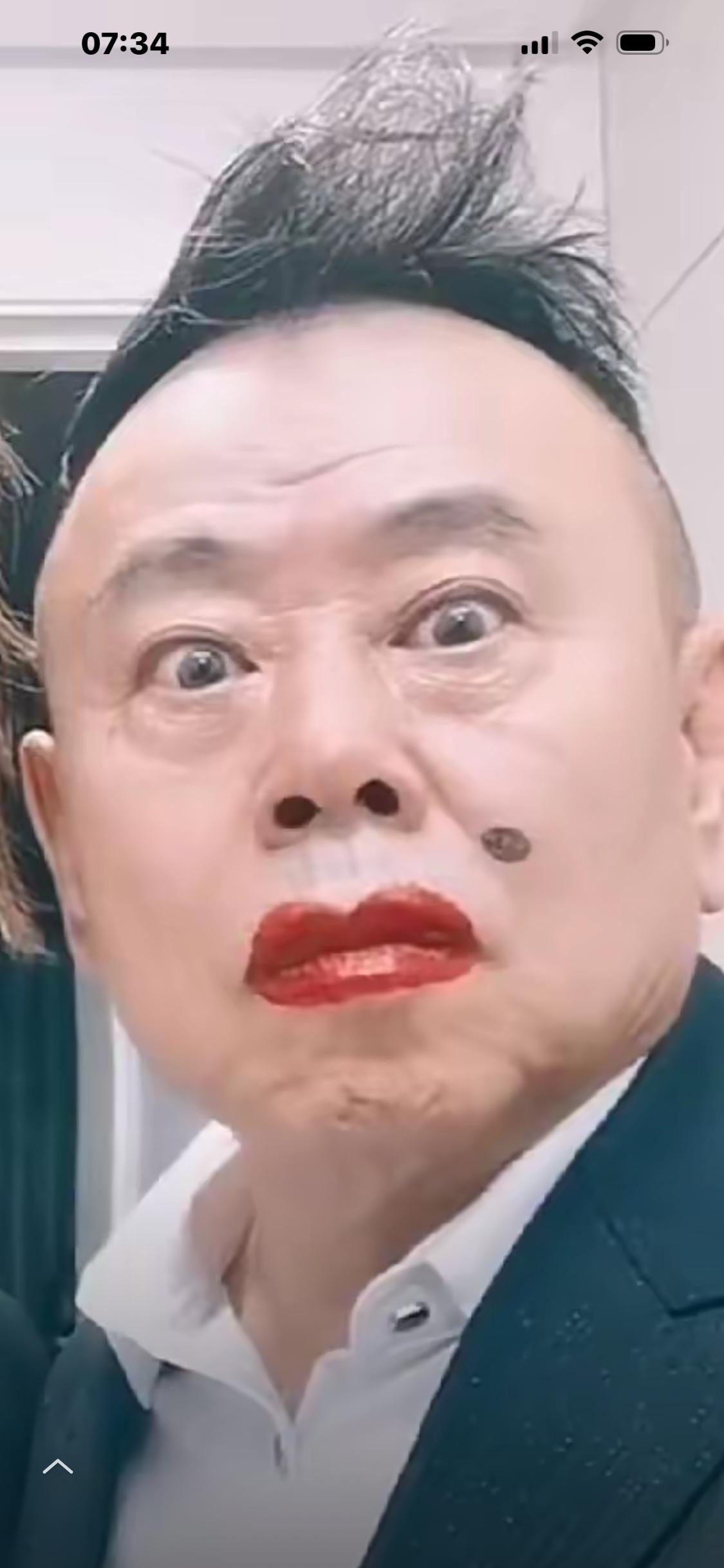 这货就是有一点点人模狗样，
也不会招得千人恨、万人骂。
都70岁的人了图啥呢！