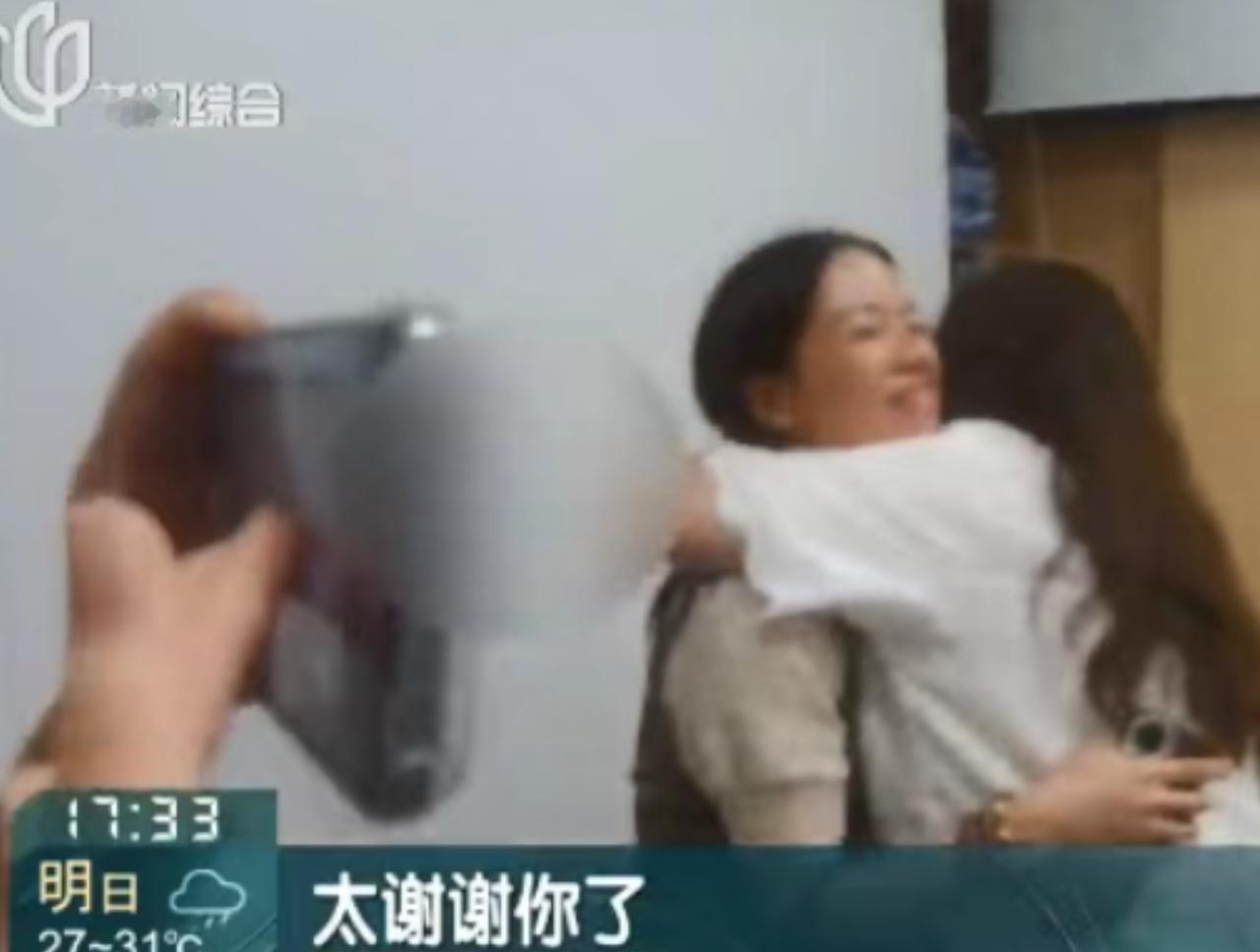 心真大！上海一女子在高铁站上厕所时，突然发现厕所隔间挂着一个袋子，打开一看，发现