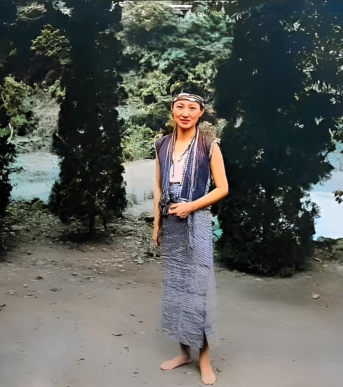 上世纪中叶台湾，被幽禁期间的张学良，为赵四小姐拍摄的照片，她打着赤脚，身穿当地民