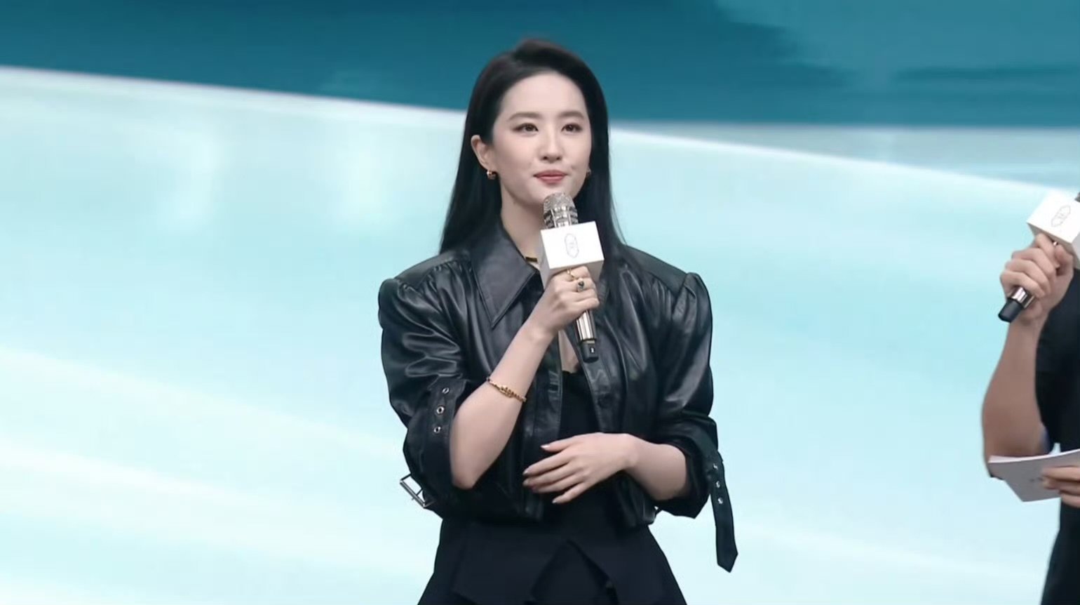 刘亦菲从车里走下来刘亦菲喜欢极光绿刘亦菲喜欢极光绿 ​​​