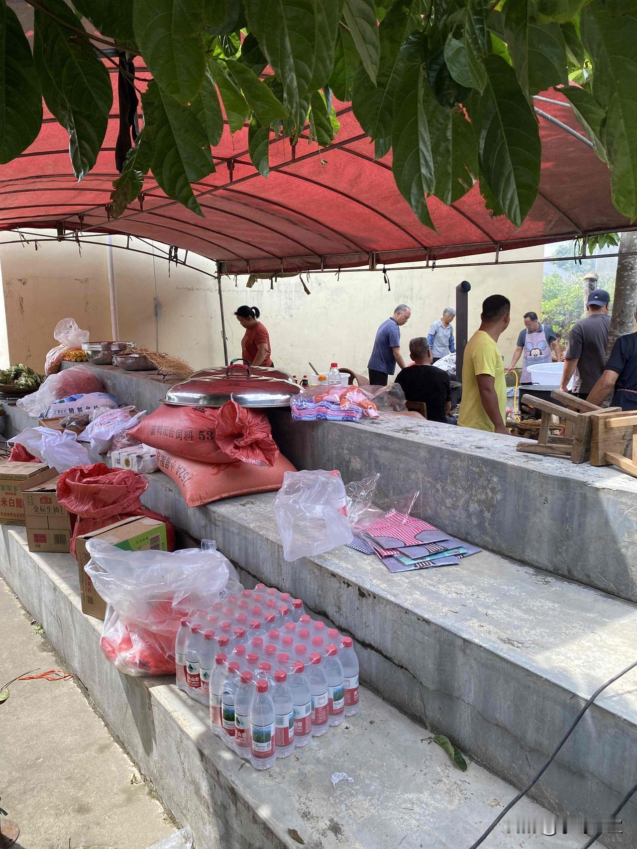 又又又吃席，这时出远门打工的好处就体现出来了，村里有事你可以不回，不是近亲你可以