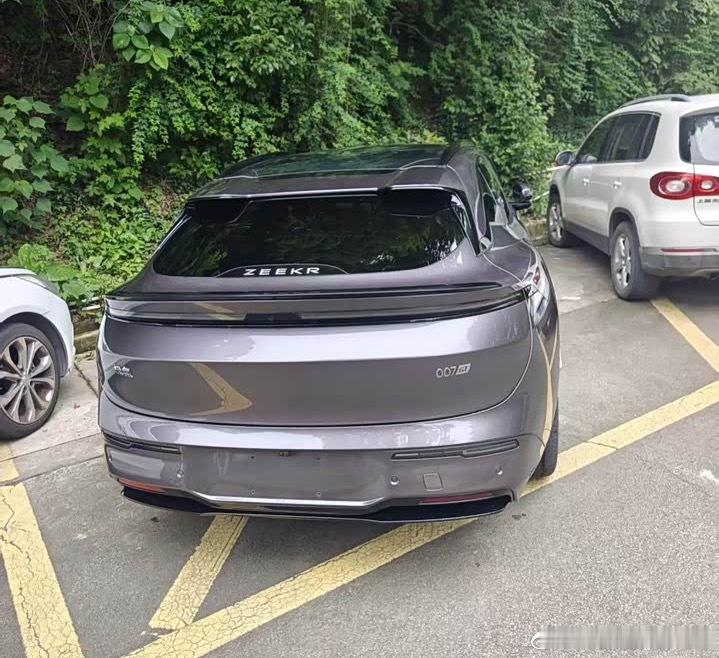 开上007 GT这一个月，最戳中我的首先是颜值和细节。GT专属的流线设计、酷炫尾