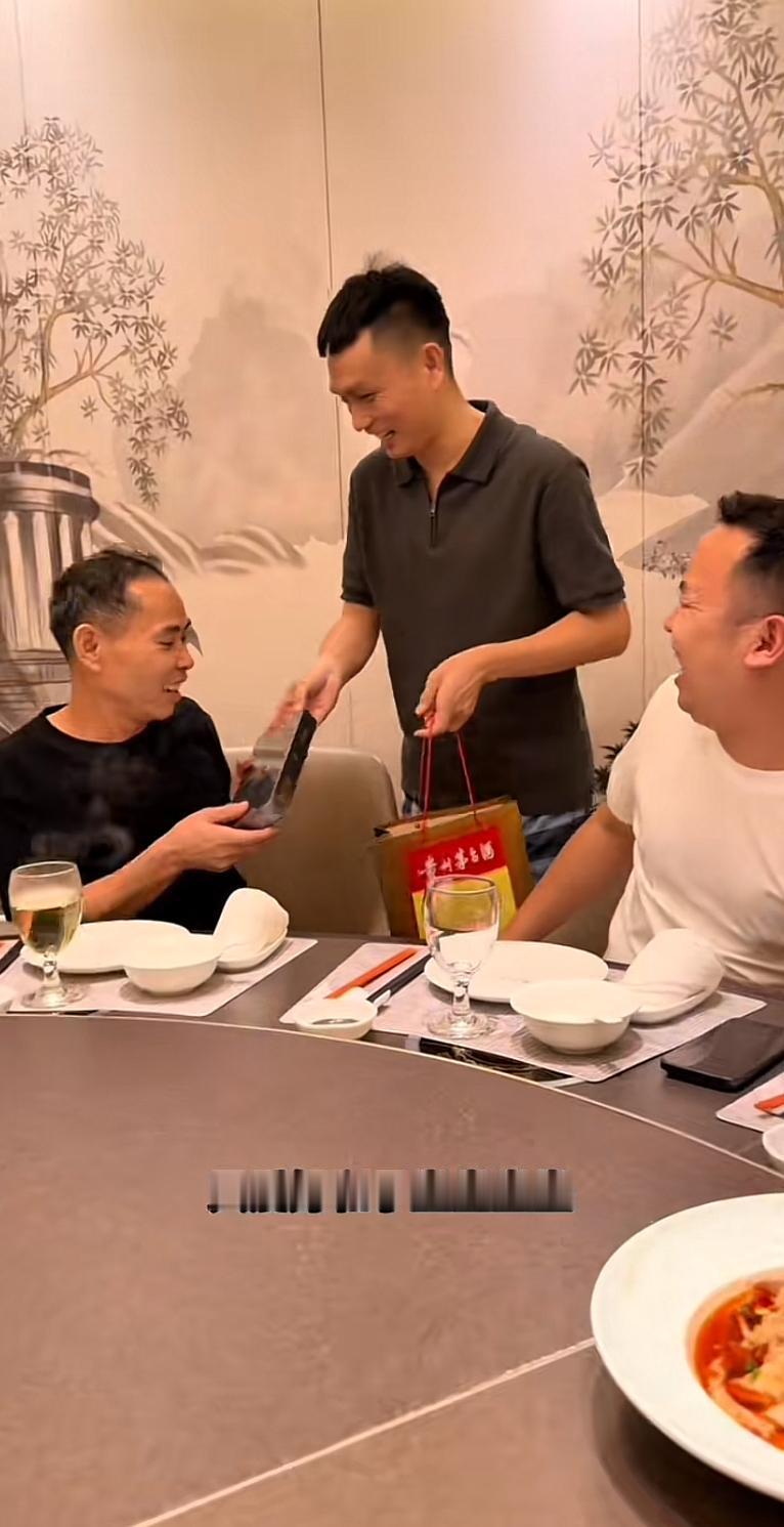 张大炮太失败了，自己一手带出来的老廖，现在混的比他还好。老廖自从离开了张大炮，混