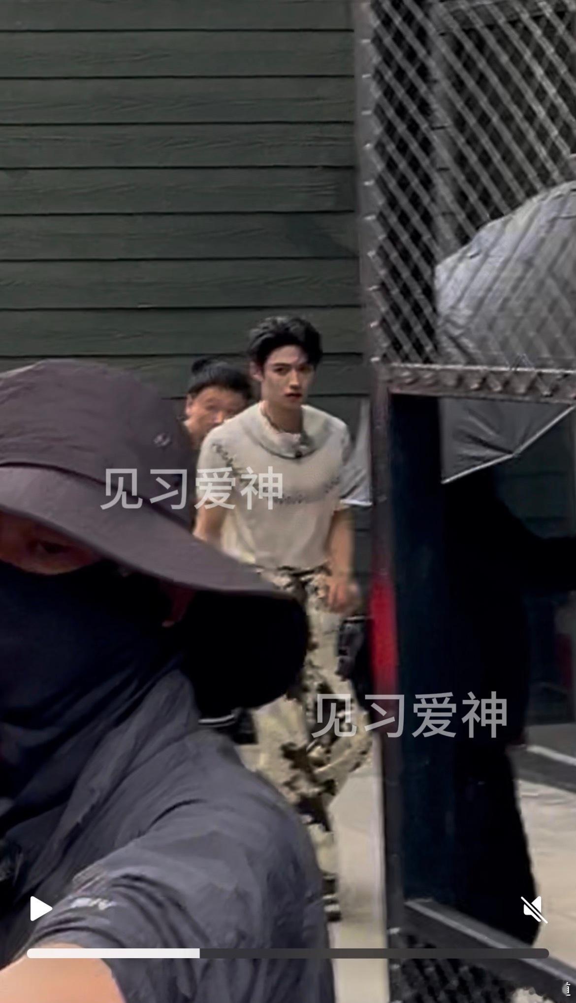 卧槽这个内搭也好看啊啊啊朱志鑫一路向海的少年 朱志鑫100cover播放量破百万