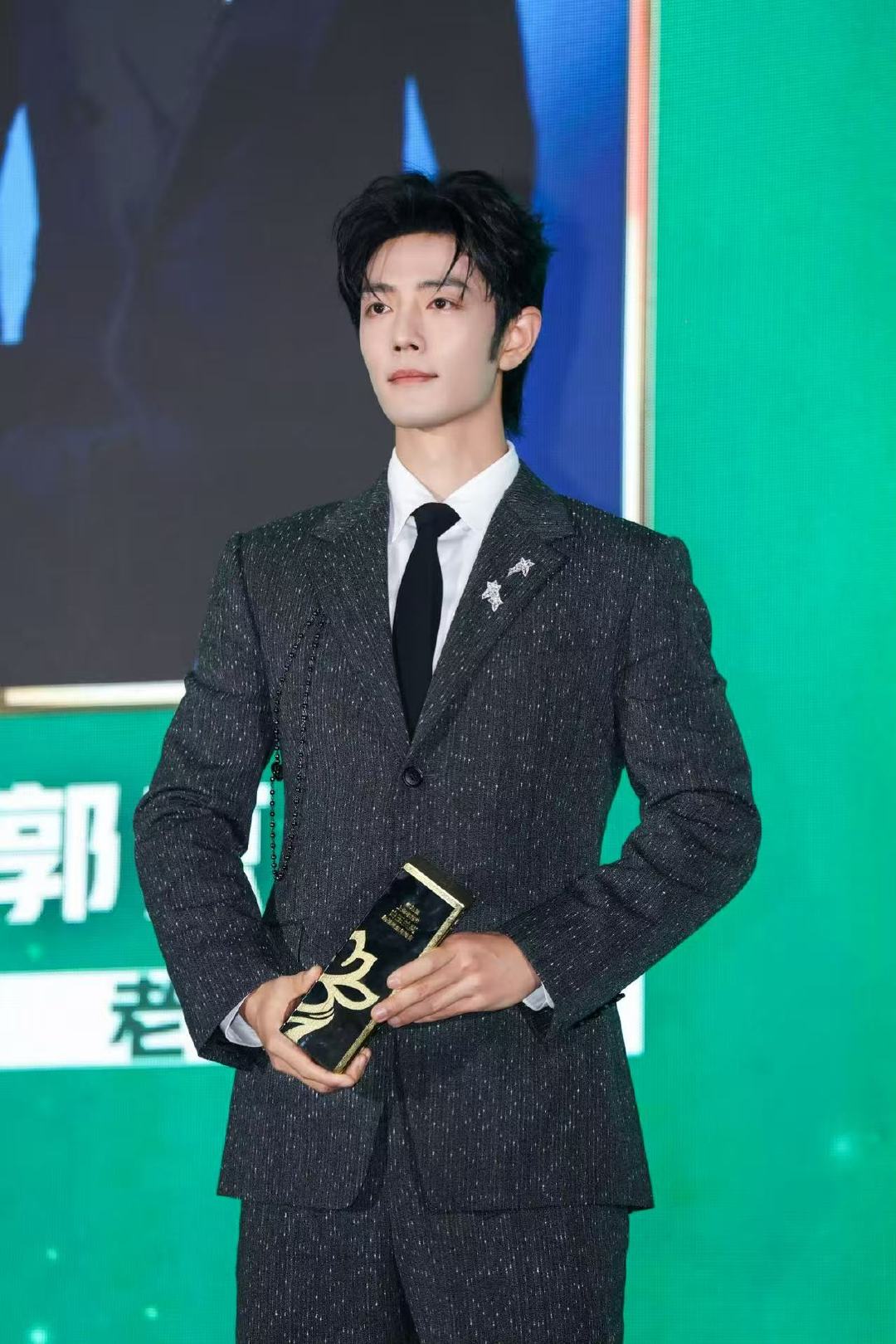 肖战白玉兰提名晚宴出图肖战铭记一切给予 今晚的肖战好帅啊！也期待明天白玉兰的颁奖