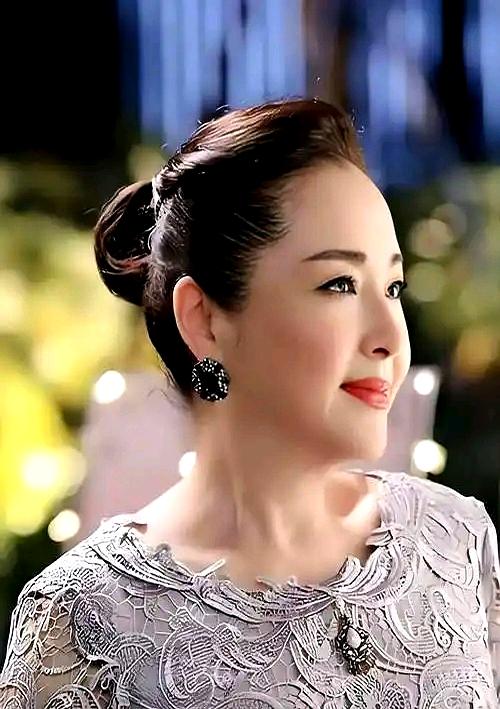 1984年，26岁的恬妞嫁给了印尼富豪，结婚当晚，她才知道老公已经有了一个妻子，