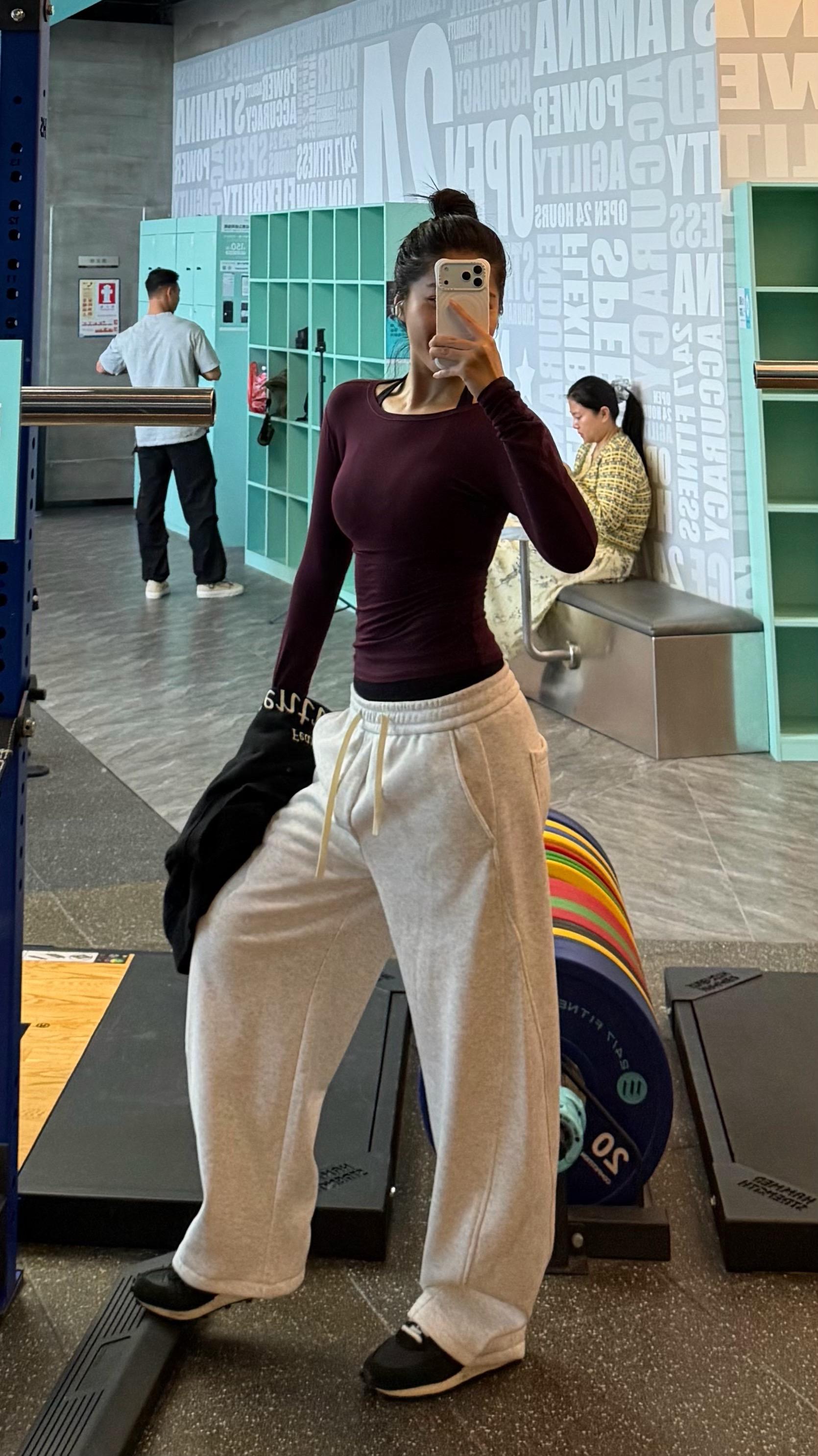 正常穿搭无不良价值观导向 健身拍照两不误 毫无训练痕迹 plog记录生...