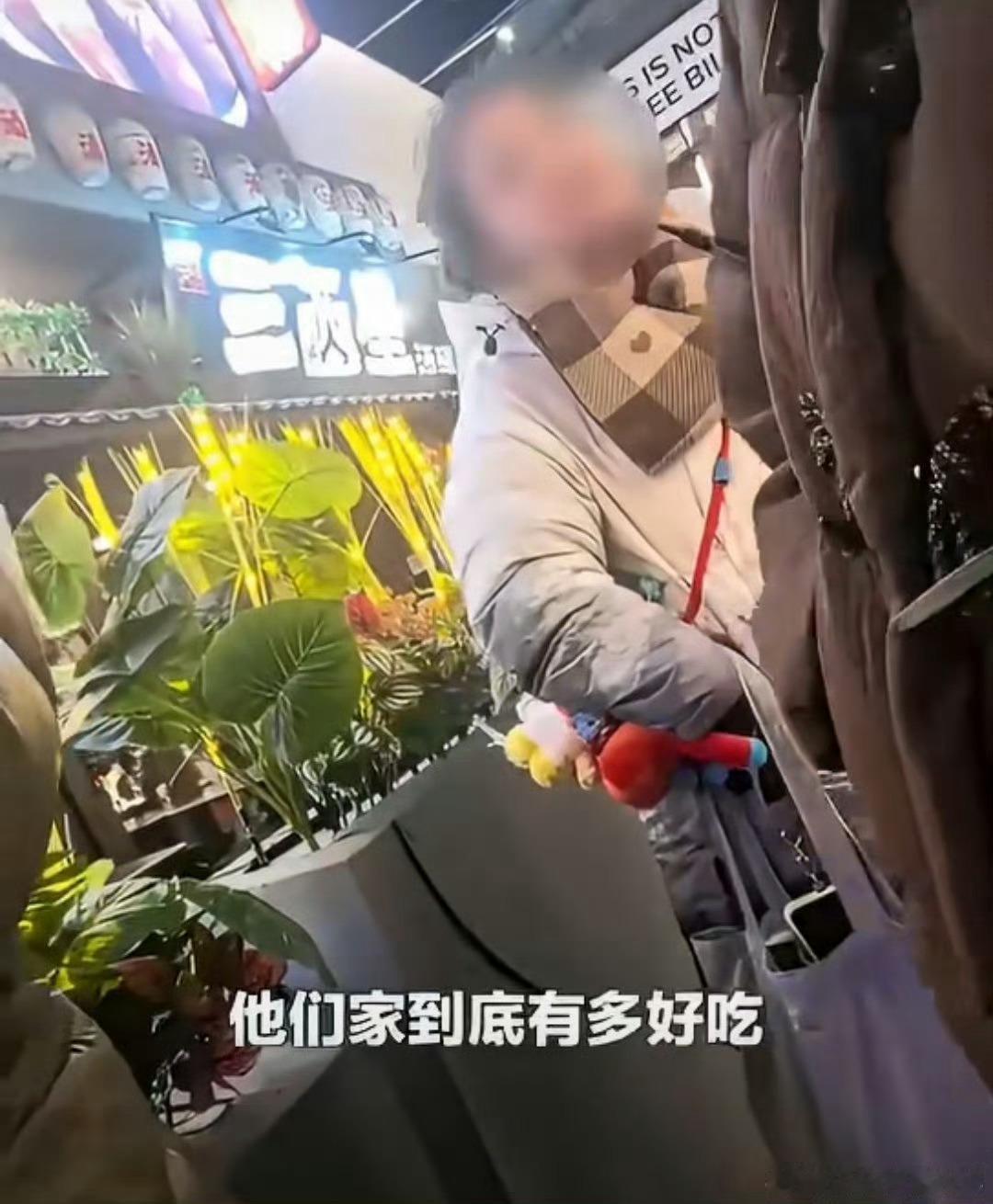 网红烤鱼进店前先花16元排队真是不可思议，这烤鱼到底有多好吃，这么多人去排队，我