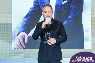 【#王石辟谣被抓传闻#】 4月12日，网传万科创始人王石被抓消息引发网友热议。傍