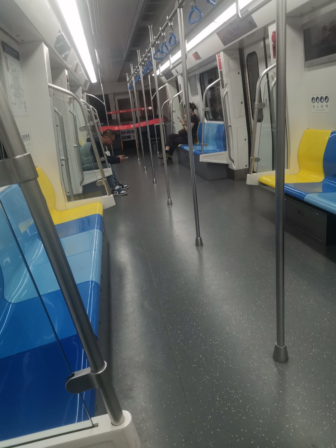 好久没坐地铁了，现在交通这么舒适了吗，人都去哪了！ ​​​