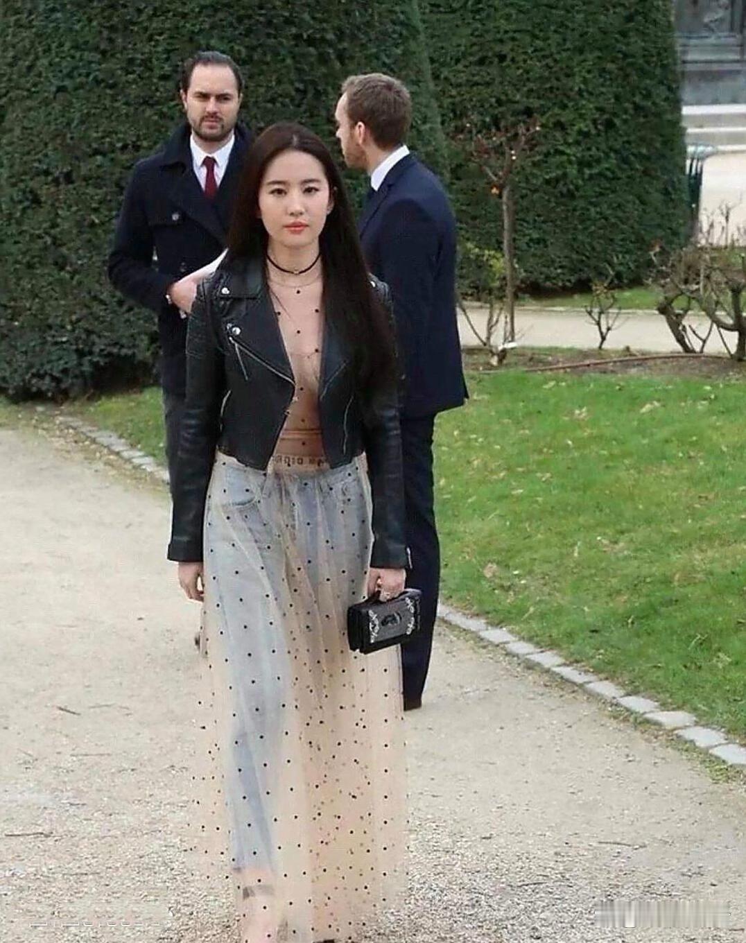 也就刘亦菲能hold住这穿搭！独特风格搭配出众气质，换作旁人很难驾驭，这份时尚底