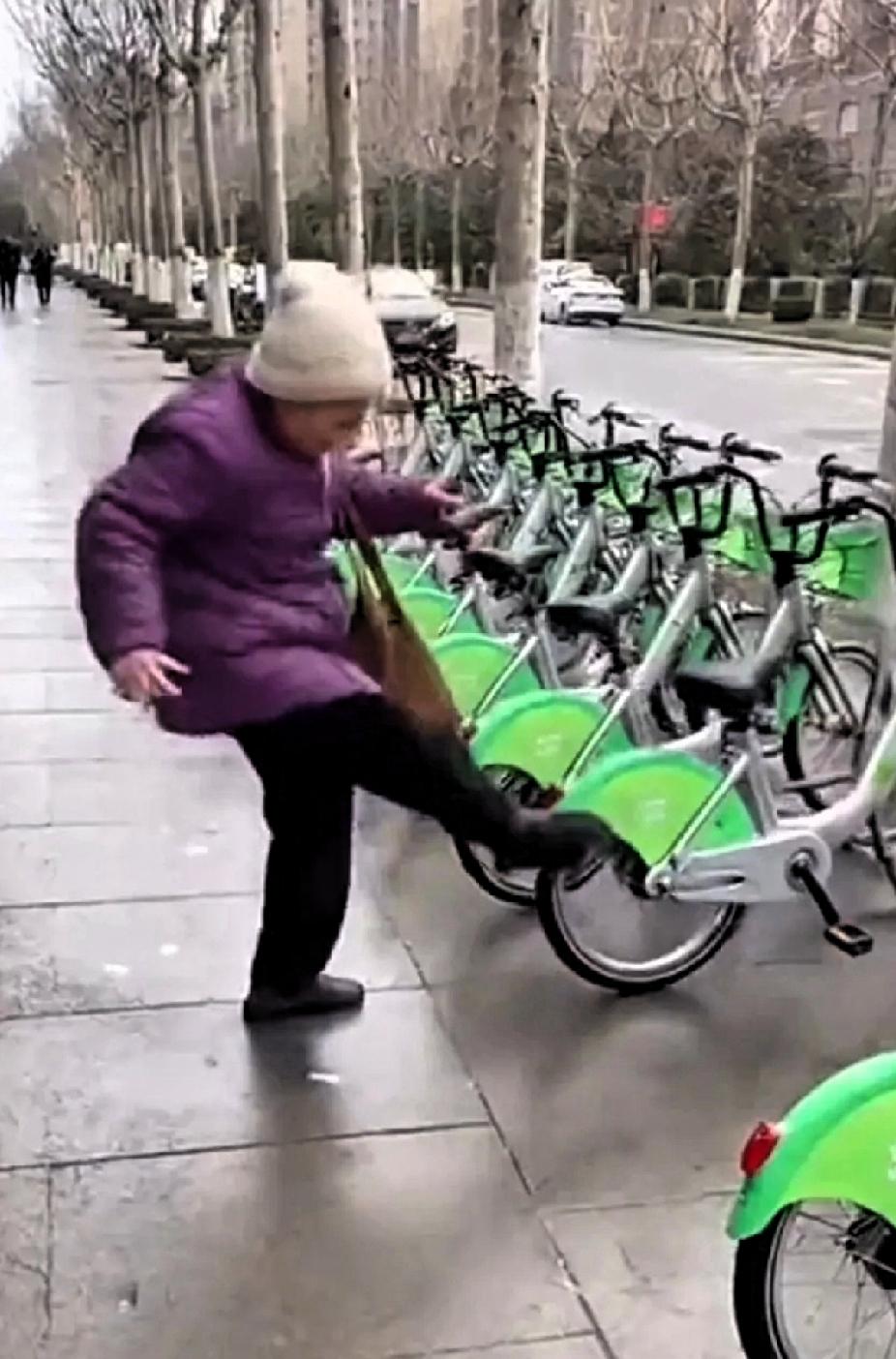 是老人变坏？还是坏人变老？
路边摆放整齐的单车，碍你老奶奶什么事了？一脚踹下去全