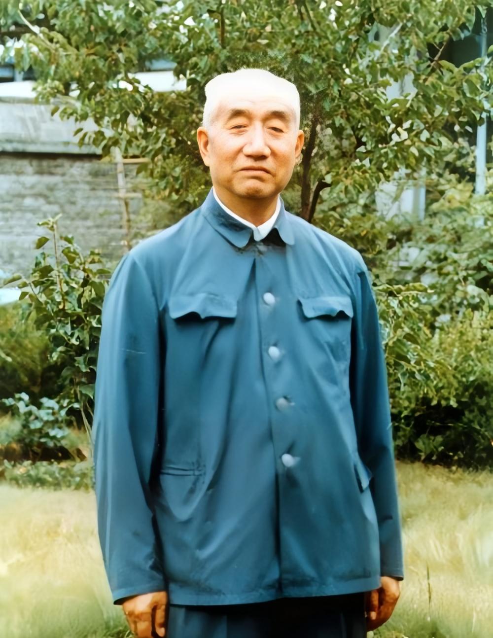 徐向前元帅爱兵如子。有一次他在《解放军报》上看到昆明街头残废军人佩戴勋章乞讨。他