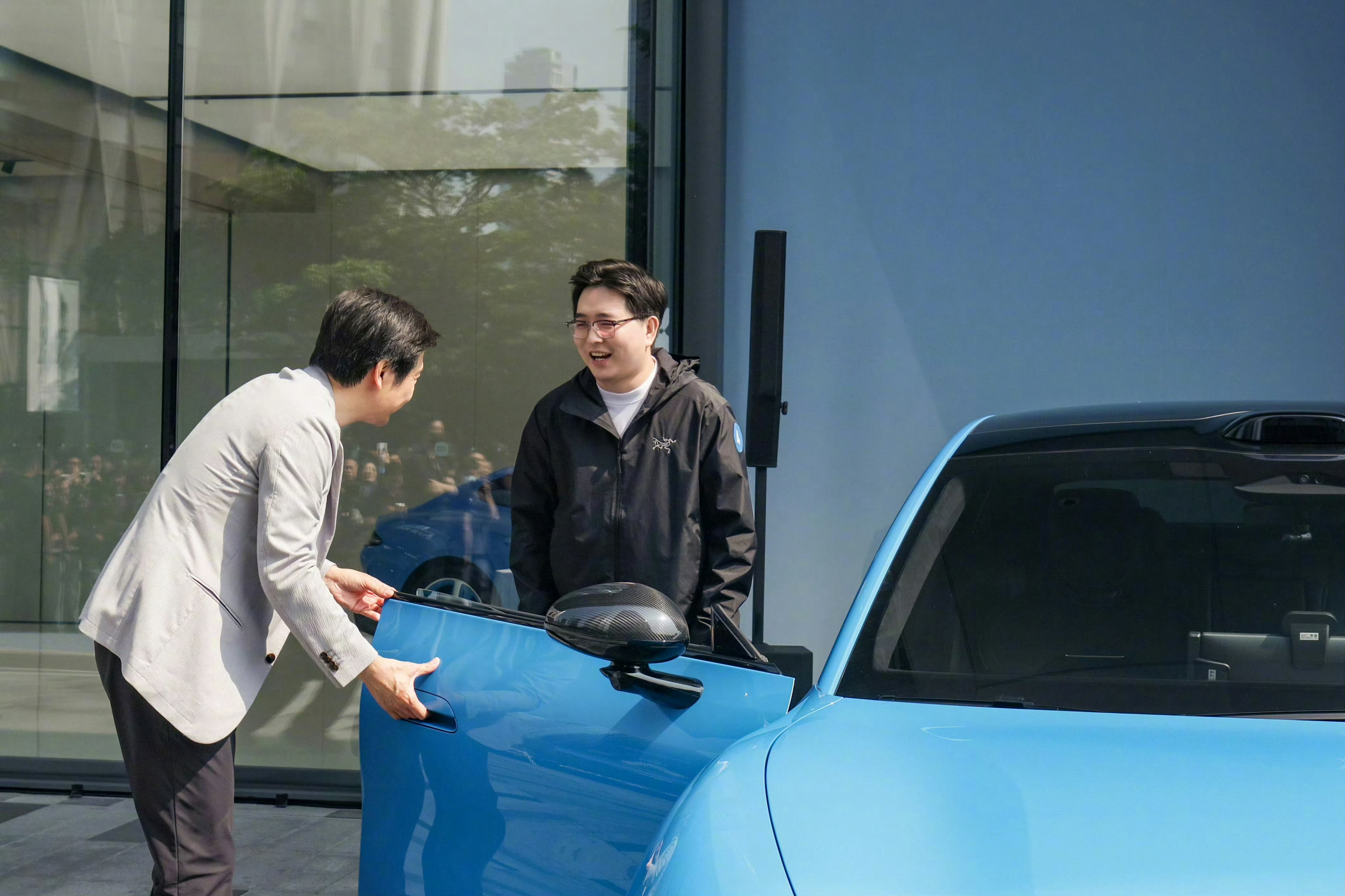 雷军一句话卖出一辆车 一流的产品迎合客户需求，顶级产品创造用户需求。新款SU7上