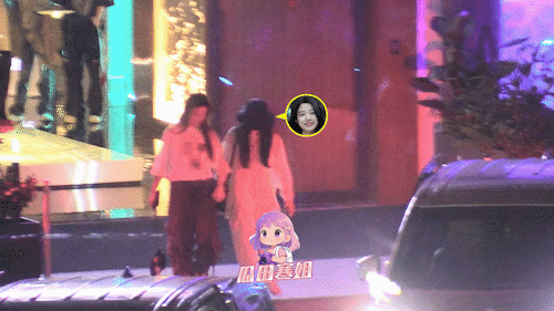 檀健次卢昱晓剧组聚餐 日前，八卦媒体拍到《何不同舟渡》剧组聚餐。聚餐结束后，檀健