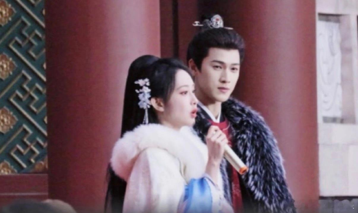 孟子义李昀锐尚公主杀青捧花照孟子义李昀锐尚公主杀青照 呜呜呜这个《尚公主》你带我