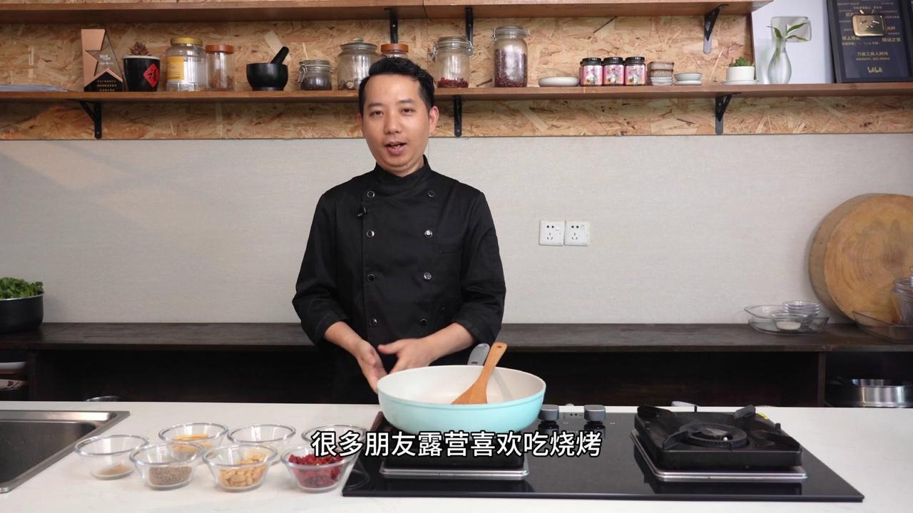 ✨今天给大家分享一道家庭版的烧烤蘸料。

🍳步骤：
1️⃣去皮白芝麻，开小火慢