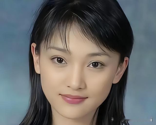 除了身高以外，她的五官真是完美无瑕，挑不出什么瑕疵，尤其是她的一双大眼睛，自然灵