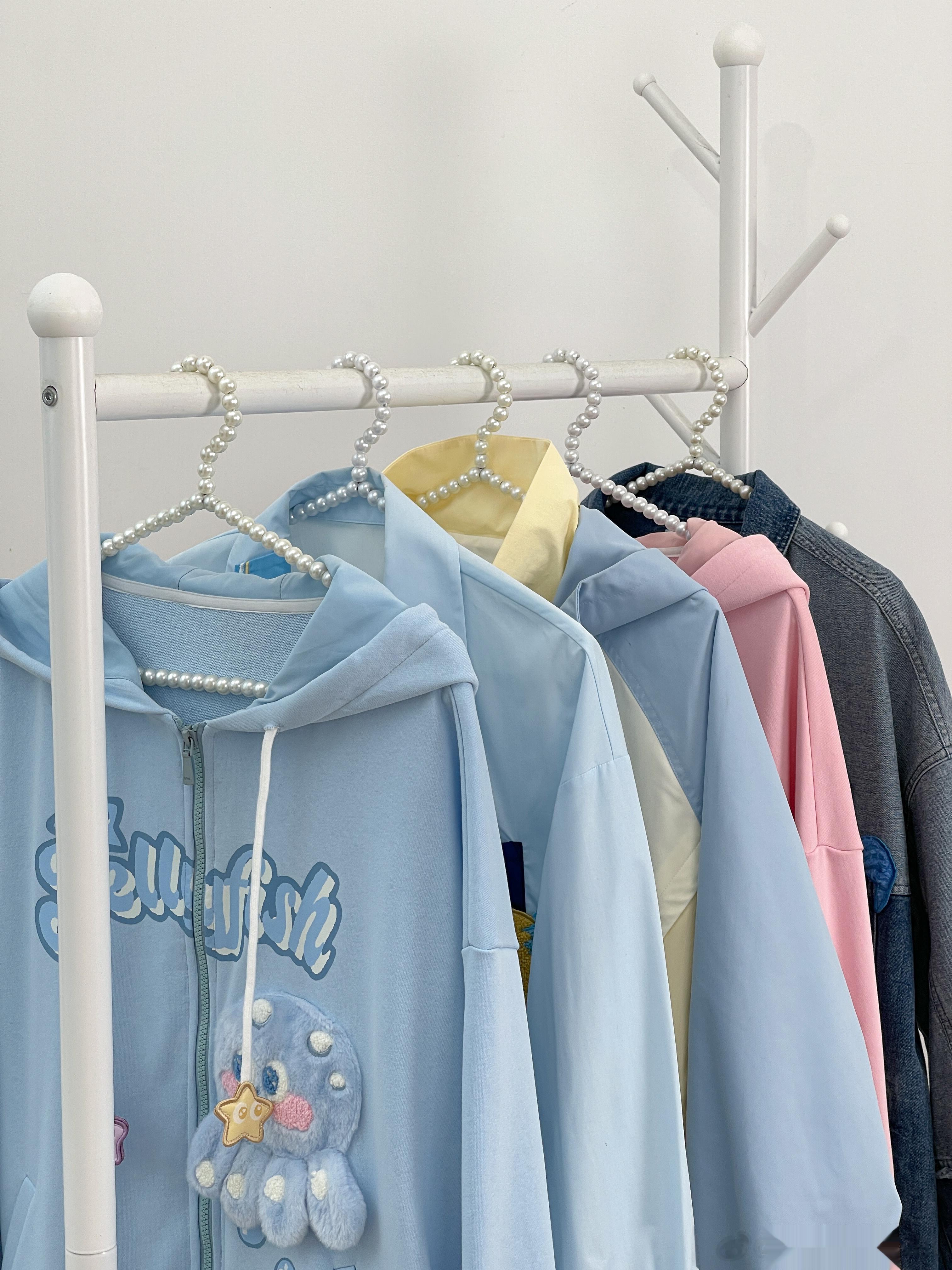 哇哇哇~❀❀这是谁的衣柜呀，这么多好看的衣服穿的过来嘛[喵喵]有没有宝宝帮我分担